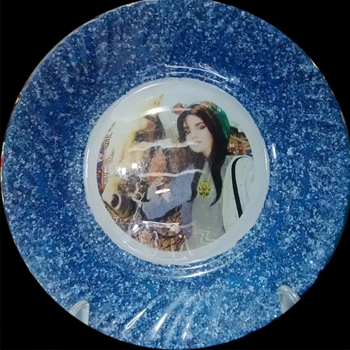 بشقاب رومیزی دکوری طرح دختر کورد – شیشه‌ای آبی