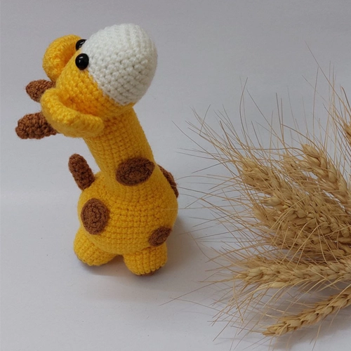 عروسک زرافه بافتنی