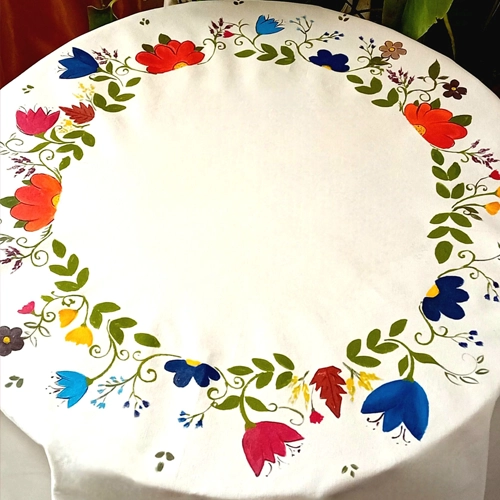 رومیزی گرد پارچه‌ای طرح گل سوسن دومتری